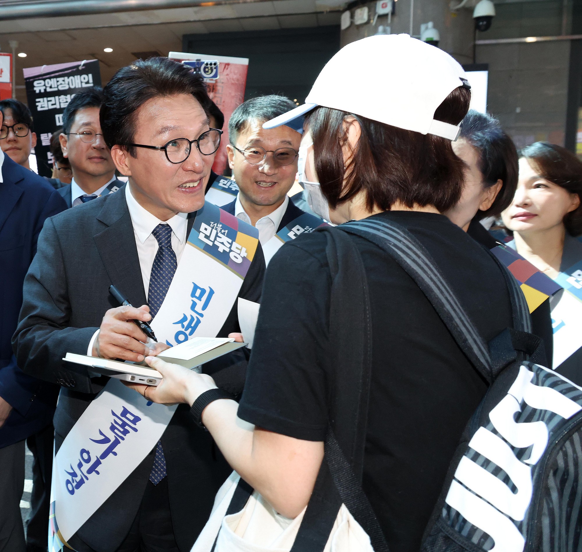 정치;정당;여당;더불어민주당;김민석;민주당;더불어민주당추석귀성인사;용산역;정당귀성인사;민주당추석귀성인사