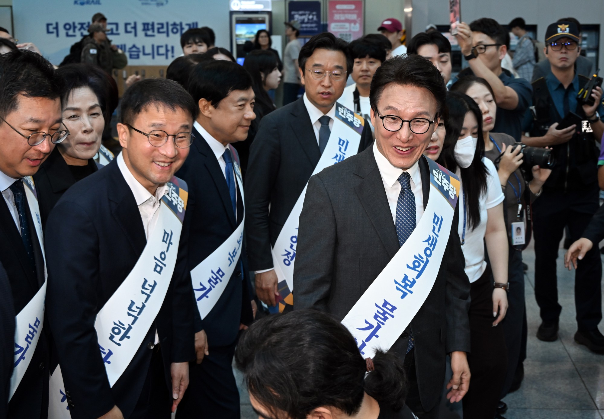 정치;정당;여당;더불어민주당;김민석;민주당;더불어민주당추석귀성인사;용산역;정당귀성인사;민주당추석귀성인사