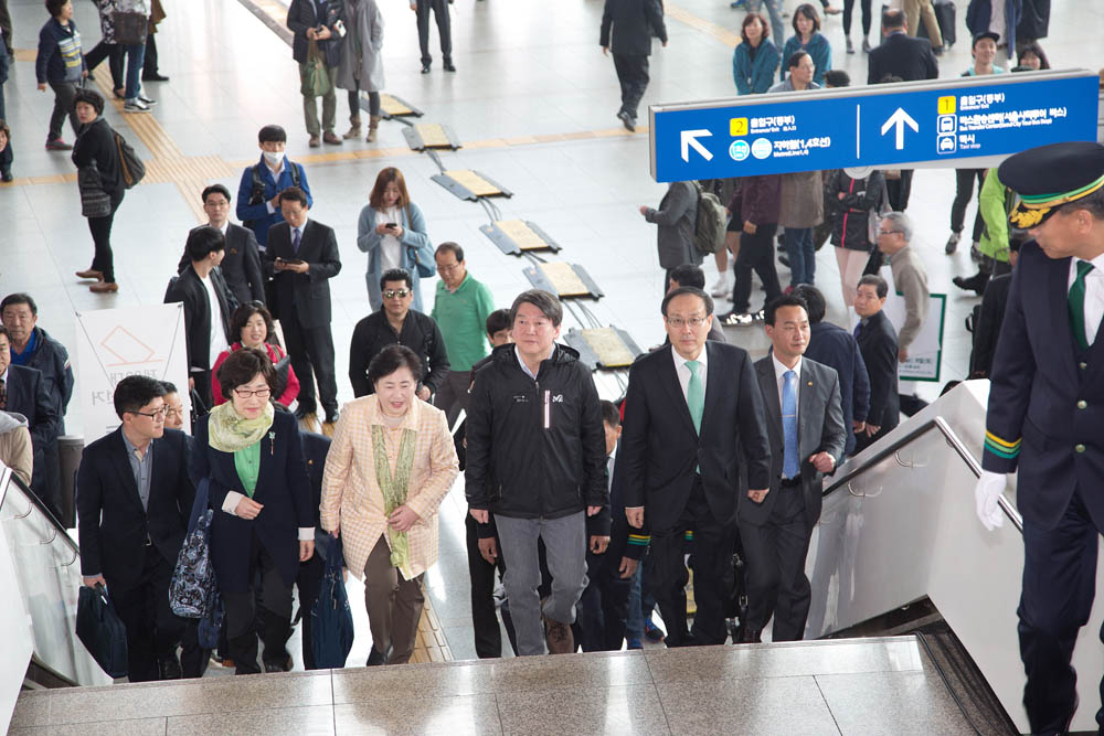 정치/정당/국민의당/사전투표/서울역/안철수