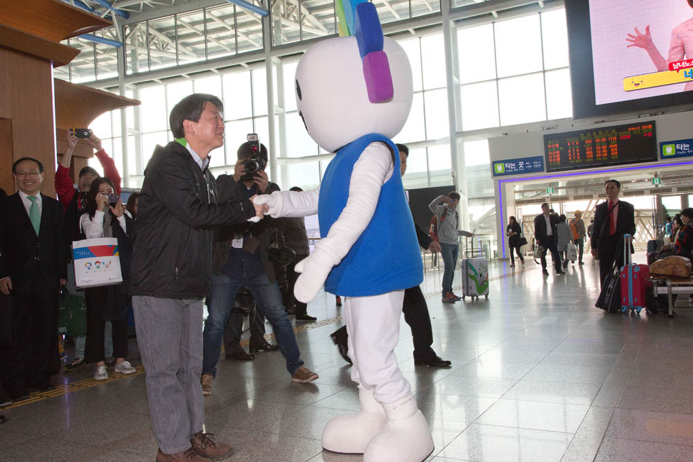 정치/정당/국민의당/사전투표/서울역/안철수