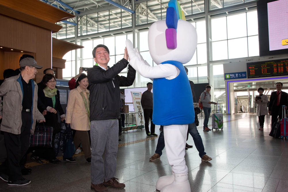 정치/정당/국민의당/사전투표/서울역/안철수