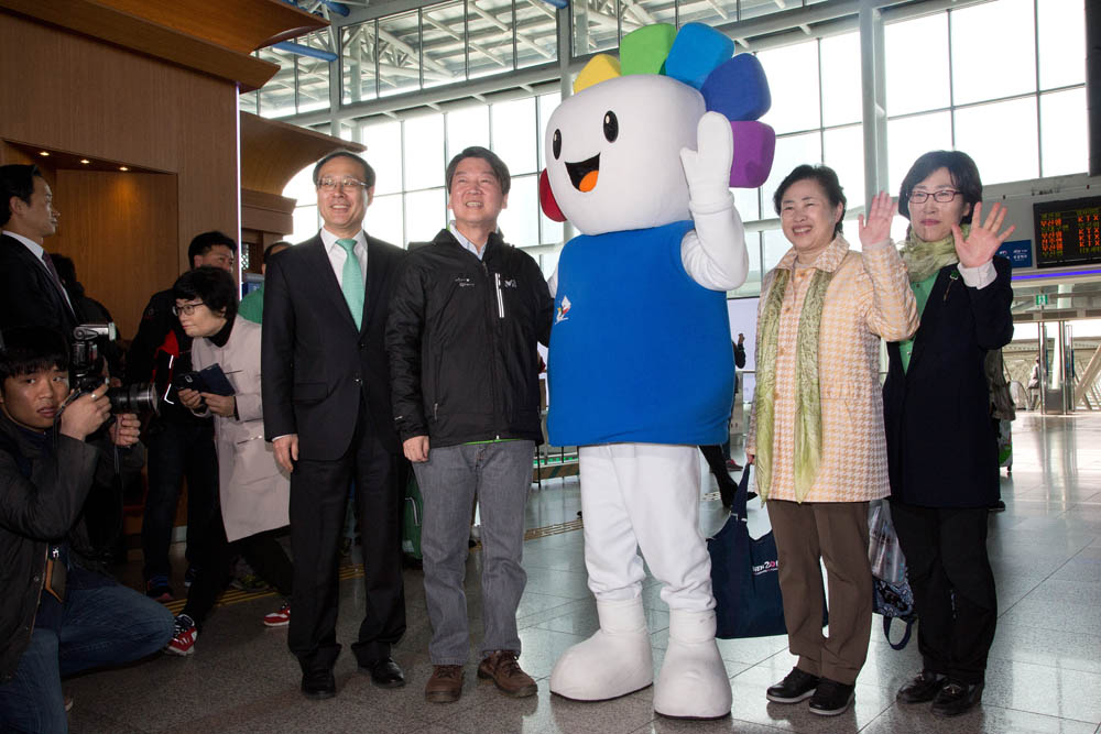 정치/정당/국민의당/사전투표/서울역/안철수