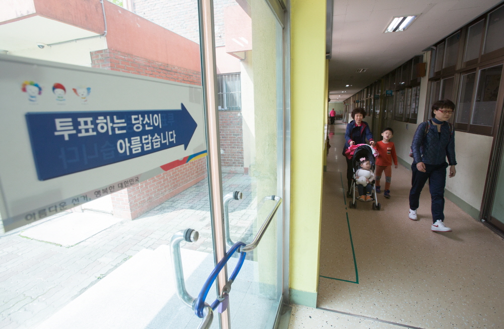투표소 / 투표하는 시민들 / 마포구 투표소 / 도