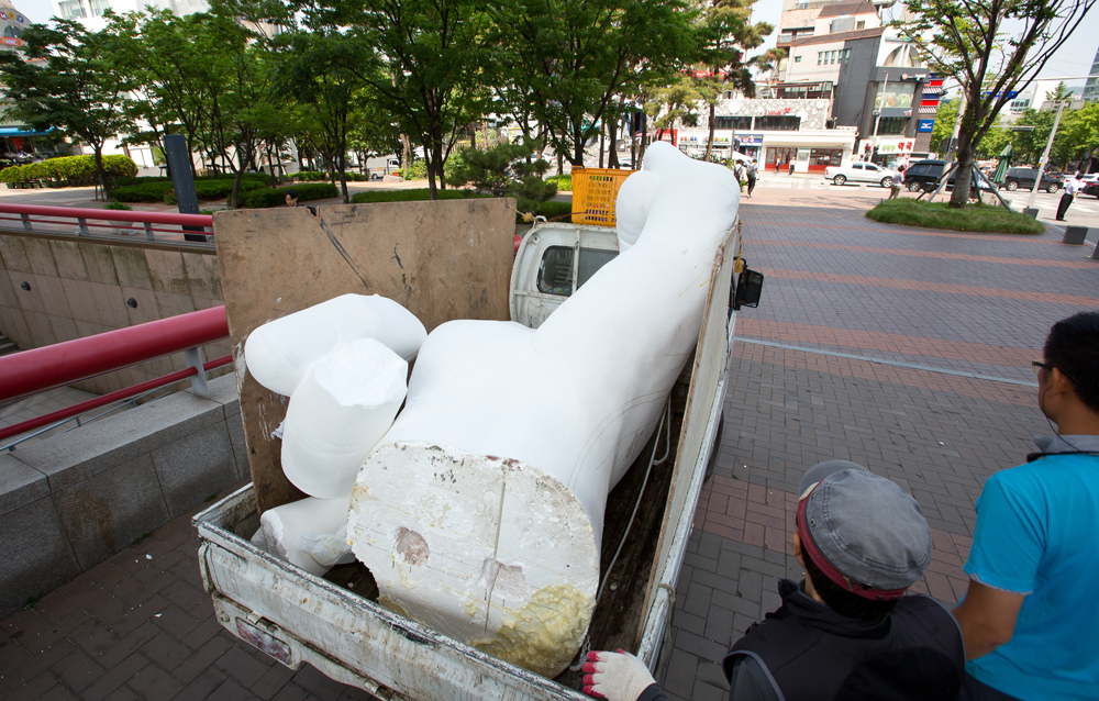 홍대 일베 조형물