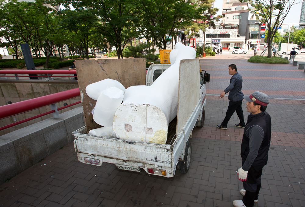 홍대 일베 조형물