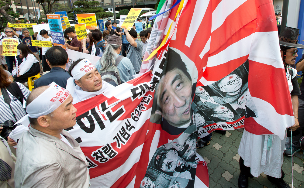 일본 자위대 창설 62주년 기념행사 시위