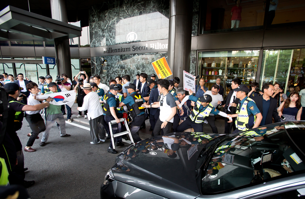 일본 자위대 창설 62주년 기념행사 시위