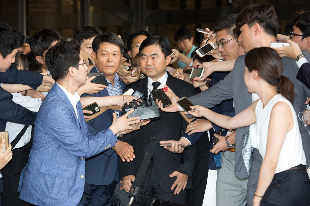 사회,경제,주식,주식대박,배임,검사장,진경준,소환,출두,서울중앙지검,특임검사