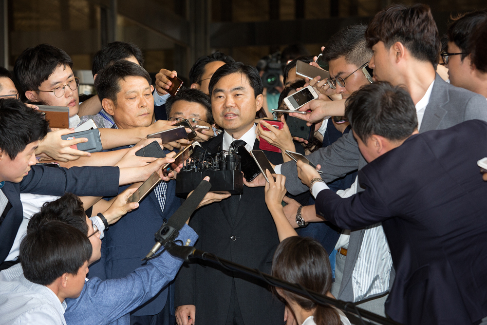 사회,경제,주식,주식대박,배임,검사장,진경준,소환,출두,서울중앙지검,특임검사