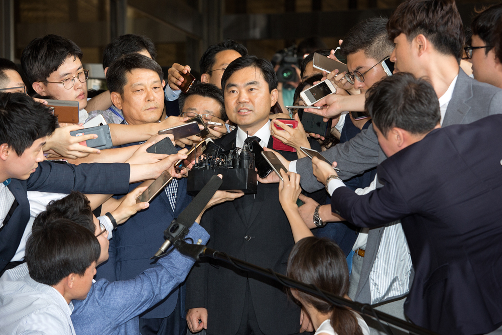 사회,경제,주식,주식대박,배임,검사장,진경준,소환,출두,서울중앙지검,특임검사