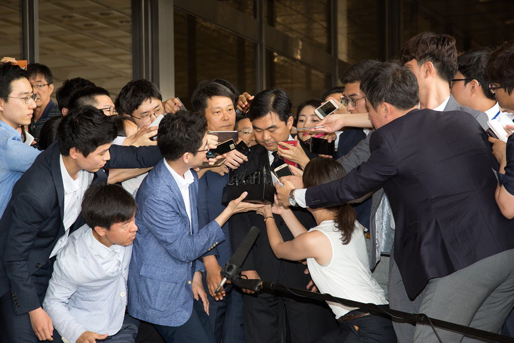 사회,경제,주식,주식대박,배임,검사장,진경준,소환,출두,서울중앙지검,특임검사